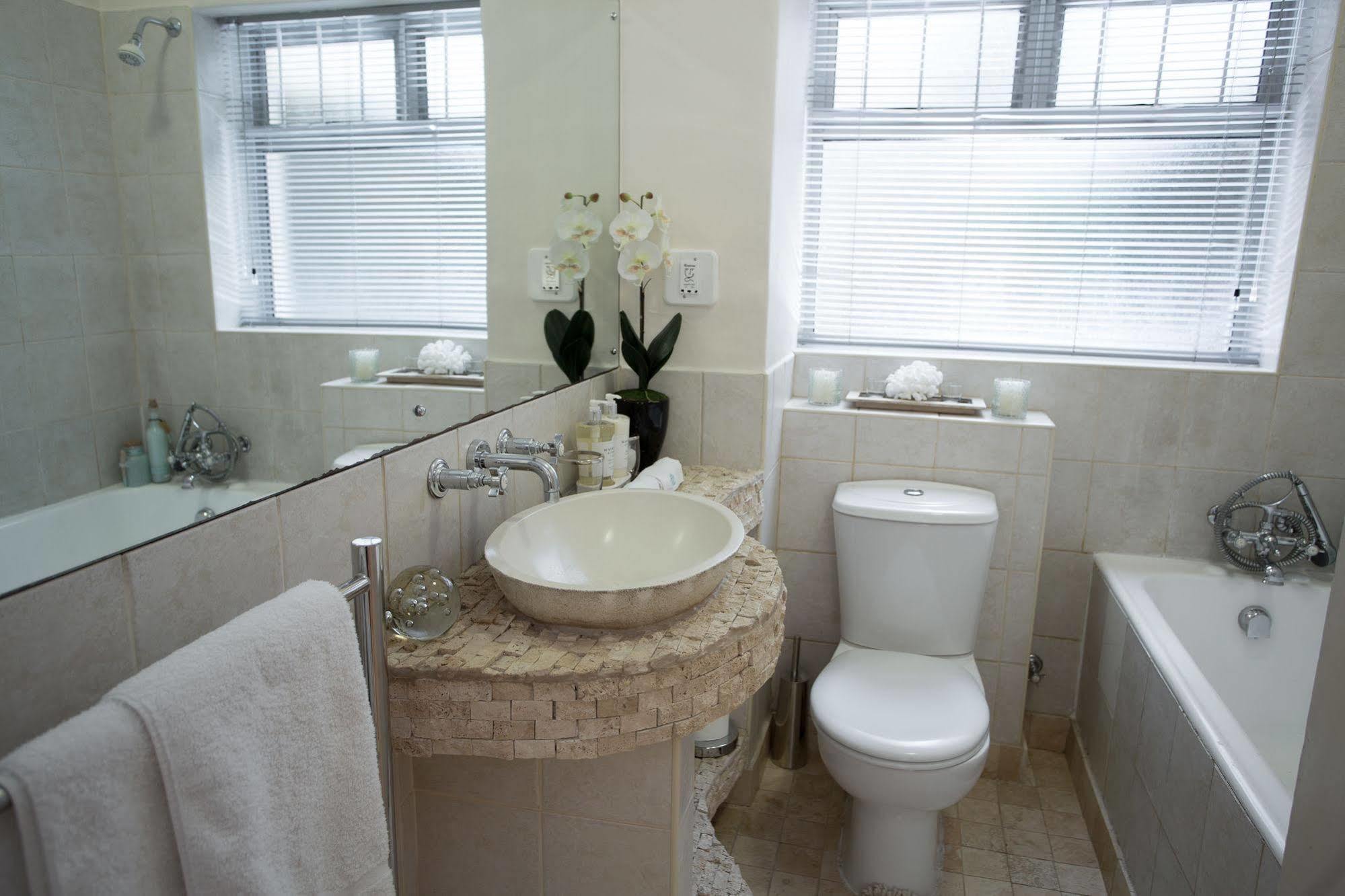 Appartamento Caprice Camps Bay Esterno foto